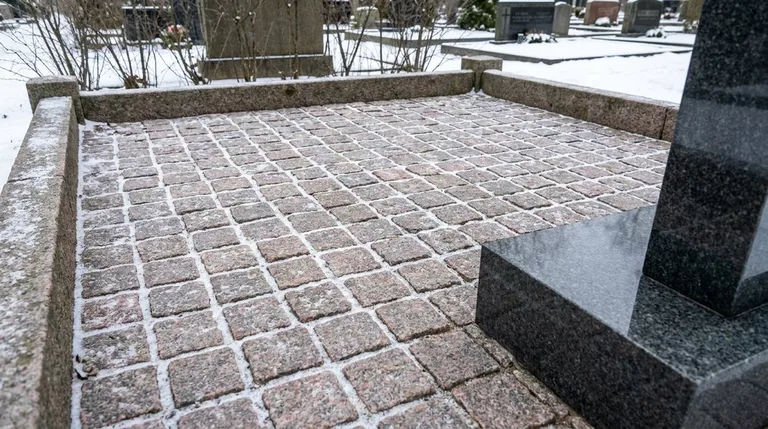 Мощение участка серой гранитной плиткой с цоколем, образец ПМ004 в Ульяновске