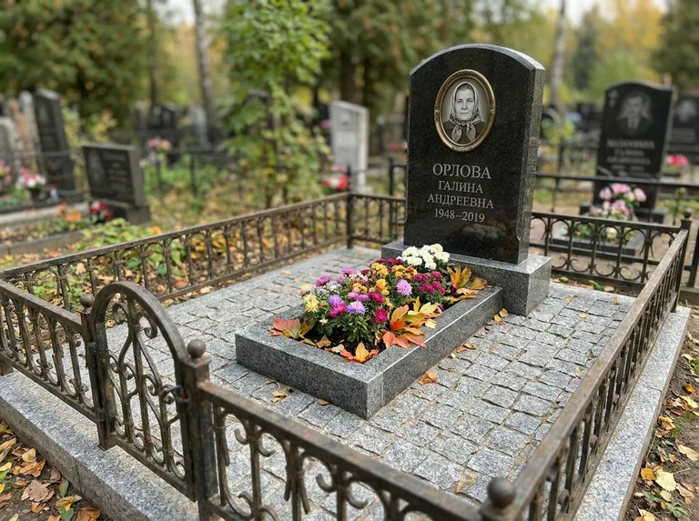 Благоустроенное захоронение с гранитной плиткой, оградой и цветником в Ульяновске
