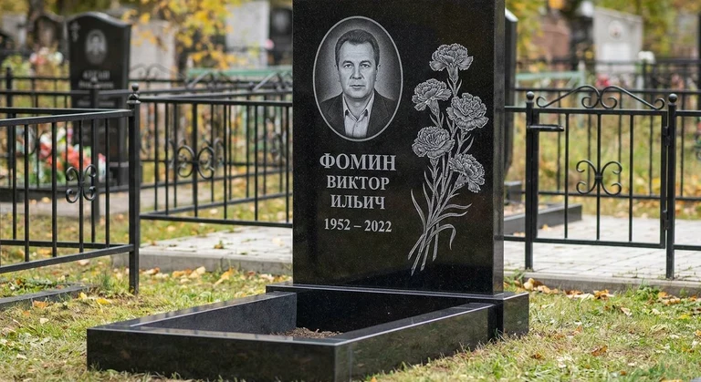 Гравировка гвоздик на памятник в Ульяновске — пример работы на граните