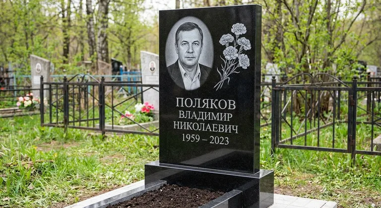 Памятник с гравировкой гвоздик — выполненная работа «Поляков» в Ульяновске