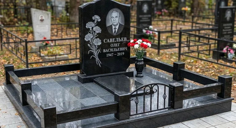 Памятник с гравировкой гвоздик — выполненная работа «Савельев» в Ульяновске
