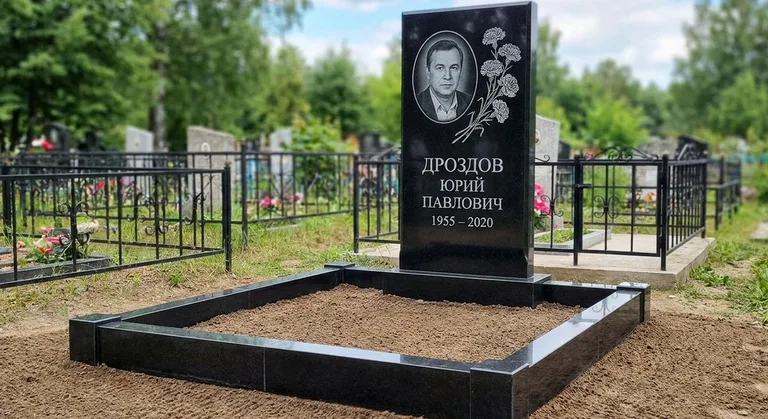 Памятник с гравировкой гвоздик — выполненная работа «Дроздов» в Ульяновске
