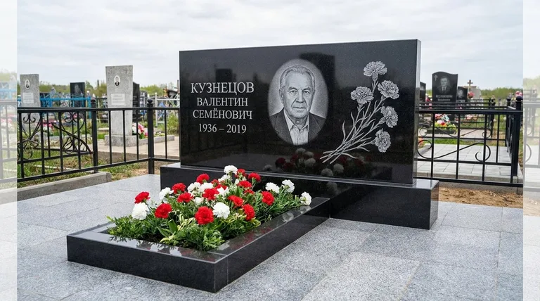 Памятник с гравировкой гвоздик — выполненная работа «Кузнецов» в Ульяновске