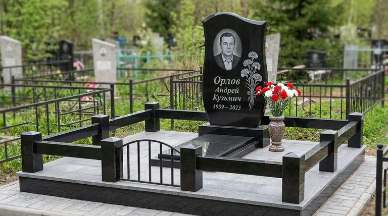 Памятник с гравировкой гвоздик — выполненная работа «Орлов» в Ульяновске