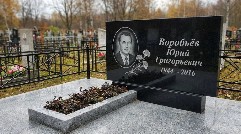 Памятник с гравировкой гвоздик — выполненная работа «Воробьёв» в Ульяновске