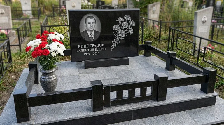 Памятник с гравировкой гвоздик — выполненная работа «Виноградов» в Ульяновске