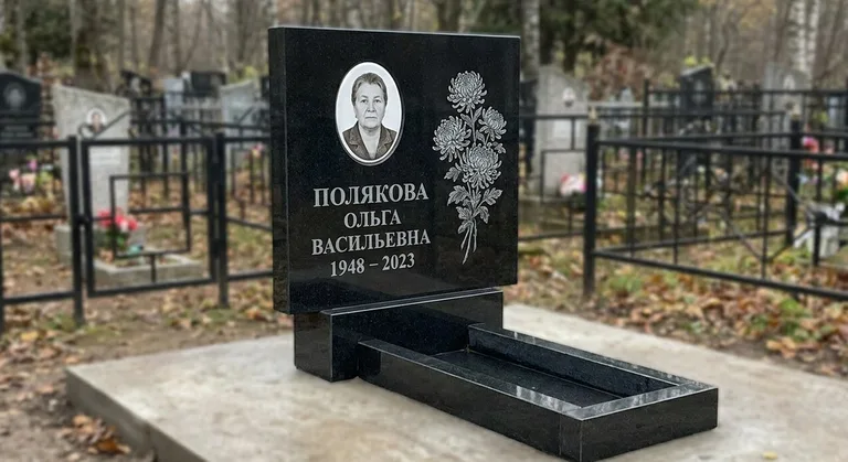 Памятник с гравировкой хризантем — выполненная работа «Полякова» в Ульяновске