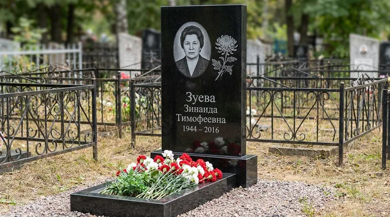 Памятник с гравировкой хризантем — выполненная работа «Зуева» в Ульяновске