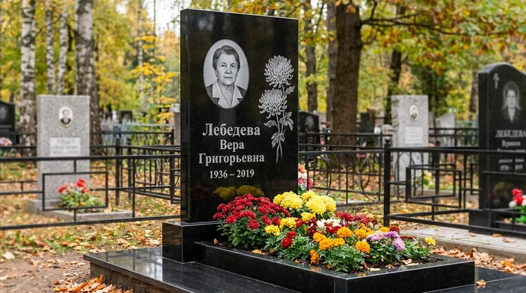 Памятник с гравировкой хризантем — выполненная работа «Лебедева» в Ульяновске