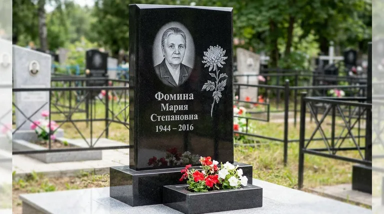 Памятник с гравировкой хризантем — выполненная работа «Фомина» в Ульяновске