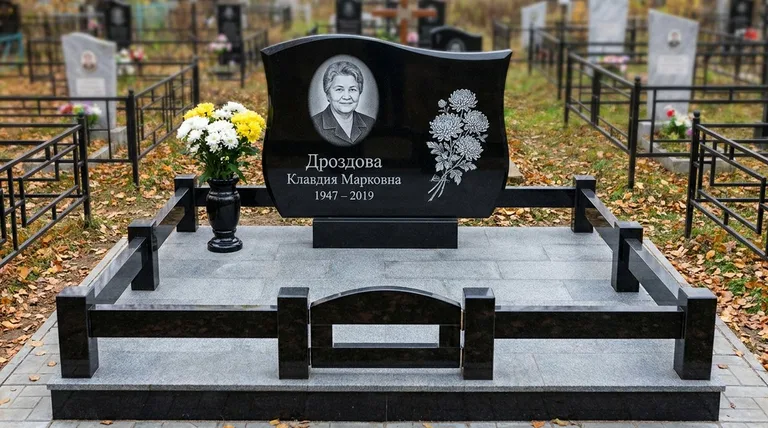 Памятник с гравировкой хризантем — выполненная работа «Дроздова» в Ульяновске