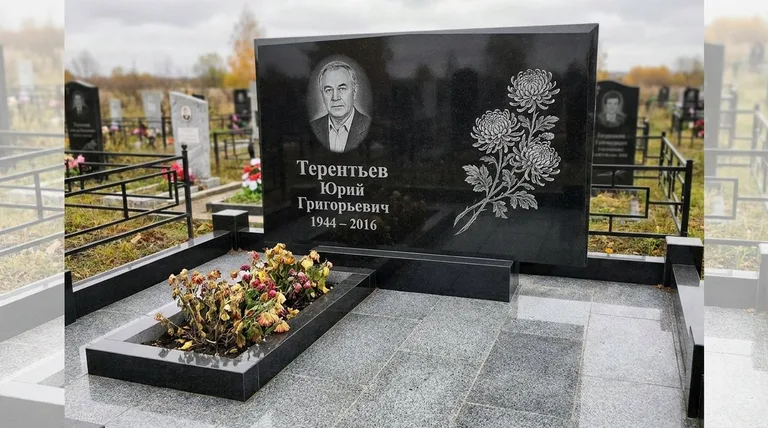 Памятник с гравировкой хризантем — выполненная работа «Терентьев» в Ульяновске