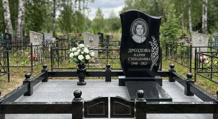 Гравировка ландышей на памятник в Ульяновске — пример работы на граните