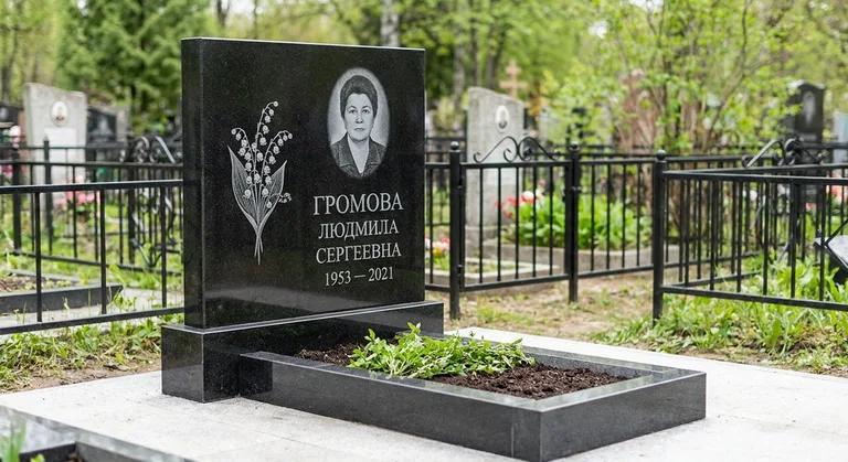 Памятник с гравировкой ландышей — выполненная работа «Громова» в Ульяновске