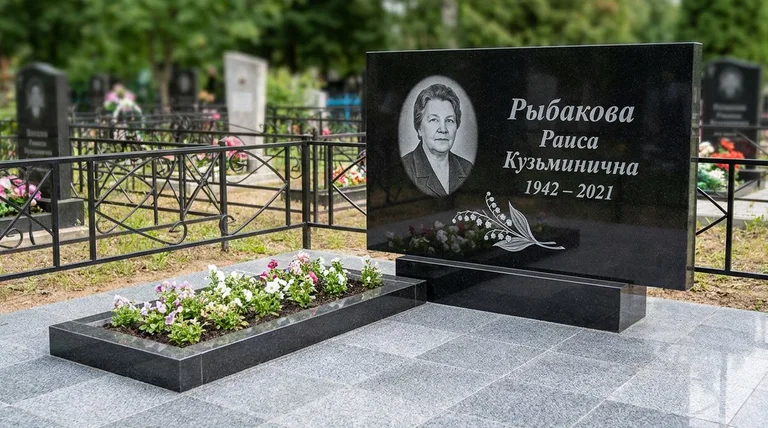 Памятник с гравировкой ландышей — выполненная работа «Рыбакова» в Ульяновске