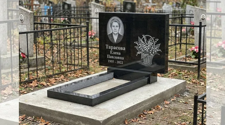Памятник с гравировкой ландышей — выполненная работа «Тарасова» в Ульяновске