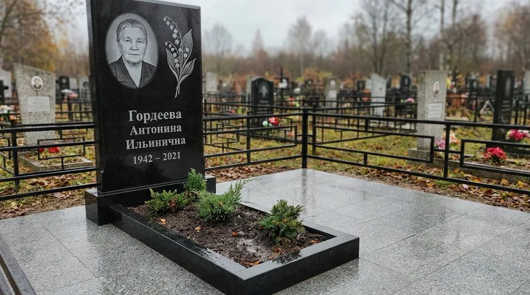 Памятник с гравировкой ландышей — выполненная работа «Гордеева» в Ульяновске