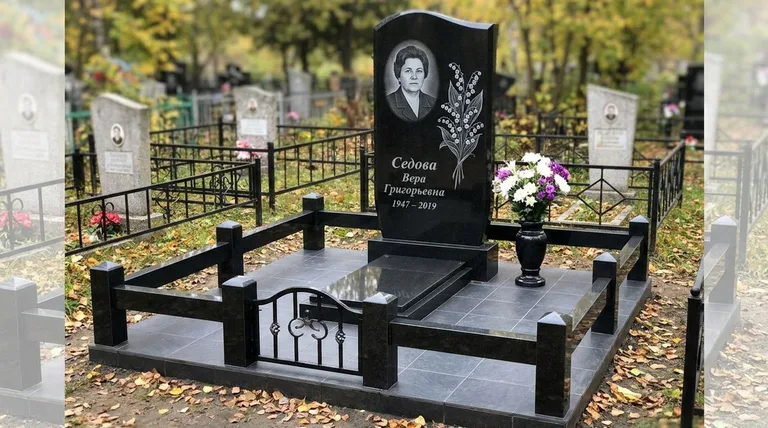 Памятник с гравировкой ландышей — выполненная работа «Седова» в Ульяновске