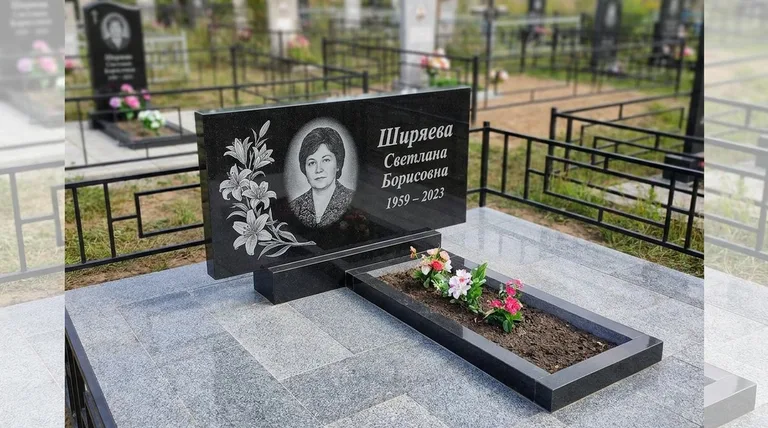 Памятник с гравировкой лилий — выполненная работа «Ширяева» в Ульяновске