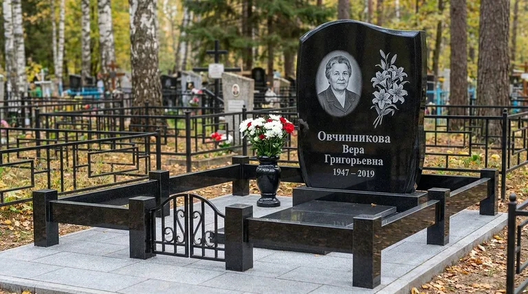 Памятник с гравировкой лилий — выполненная работа «Овчинникова» в Ульяновске