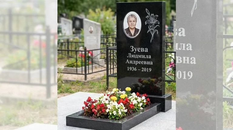 Памятник с гравировкой лилий — выполненная работа «Зуева» в Ульяновске