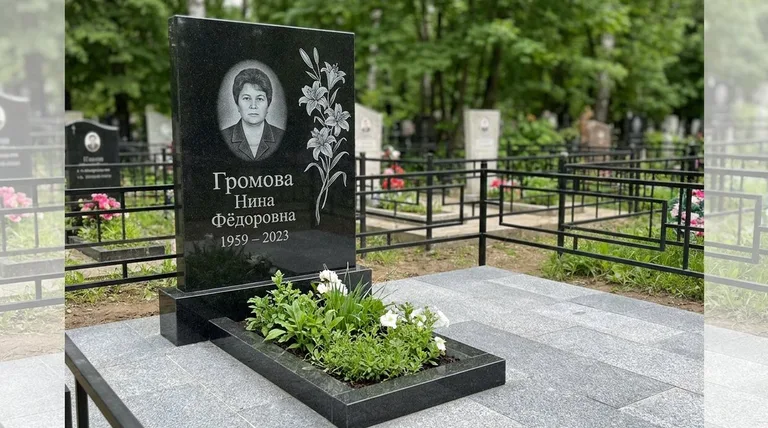 Памятник с гравировкой лилий — выполненная работа «Громова» в Ульяновске