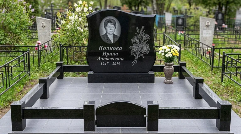 Памятник с гравировкой лилий — выполненная работа «Волкова» в Ульяновске