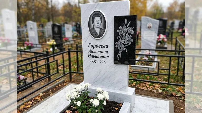 Памятник с гравировкой лилий — выполненная работа «Гордеева» в Ульяновске