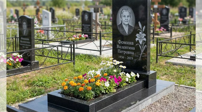 Памятник с гравировкой лилий — выполненная работа «Фомина» в Ульяновске
