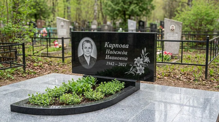 Памятник с гравировкой лилий — выполненная работа «Карпова» в Ульяновске