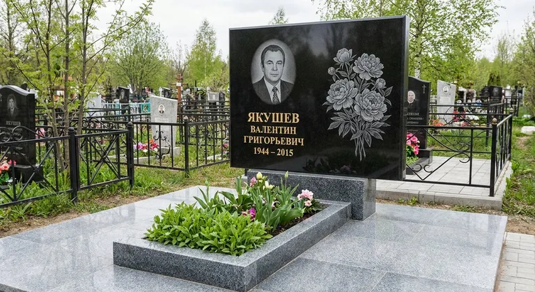 Памятник с гравировкой пионов — выполненная работа «Якушев» в Ульяновске