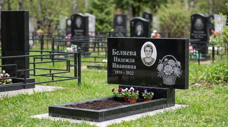 Памятник с гравировкой пионов — выполненная работа «Беляева» в Ульяновске