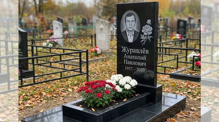 Памятник с гравировкой пионов — выполненная работа «Журавлёв» в Ульяновске