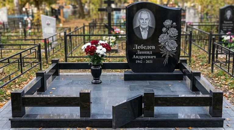 Памятник с гравировкой пионов — выполненная работа «Лебедев» в Ульяновске