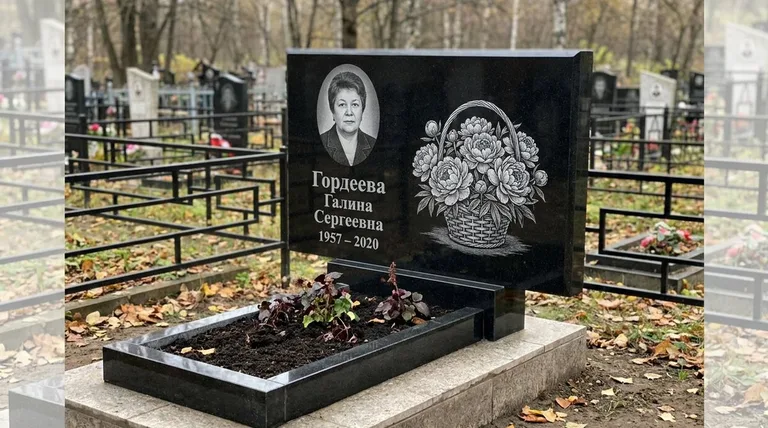 Памятник с гравировкой пионов — выполненная работа «Гордеева» в Ульяновске