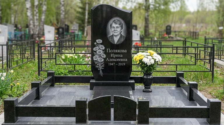 Памятник с гравировкой ромашек — выполненная работа «Полякова» в Ульяновске