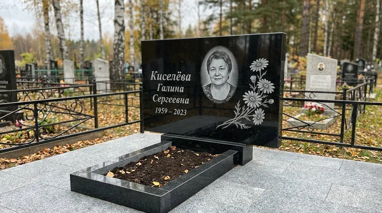 Памятник с гравировкой ромашек — выполненная работа «Киселёва» в Ульяновске