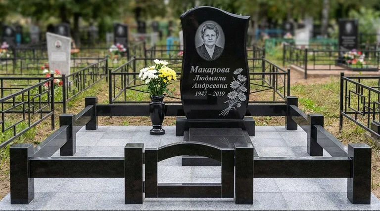 Памятник с гравировкой ромашек — выполненная работа «Макарова» в Ульяновске