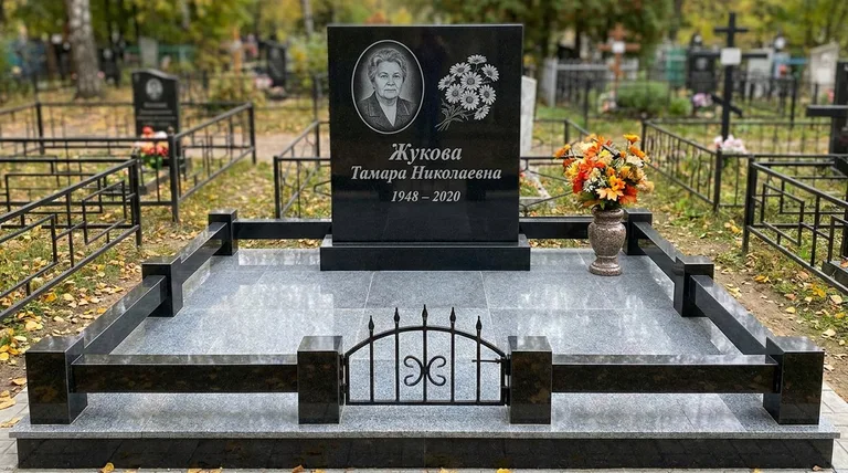 Памятник с гравировкой ромашек — выполненная работа «Жукова» в Ульяновске