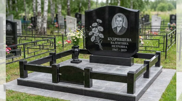 Памятник с гравировкой ромашек — выполненная работа «Кудрявцева» в Ульяновске
