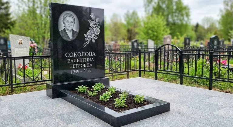 Памятник с гравировкой роз — выполненная работа «Соколова» в Ульяновске