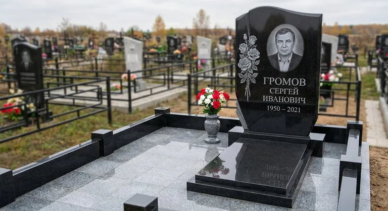 Памятник с гравировкой роз — выполненная работа «Громов» в Ульяновске