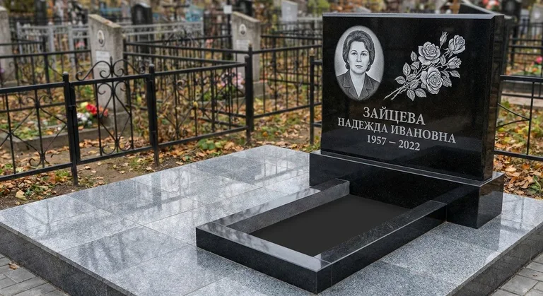 Памятник с гравировкой роз — выполненная работа «Зайцева» в Ульяновске