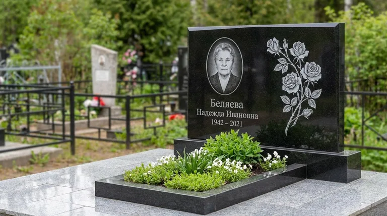 Памятник с гравировкой роз — выполненная работа «Беляева» в Ульяновске
