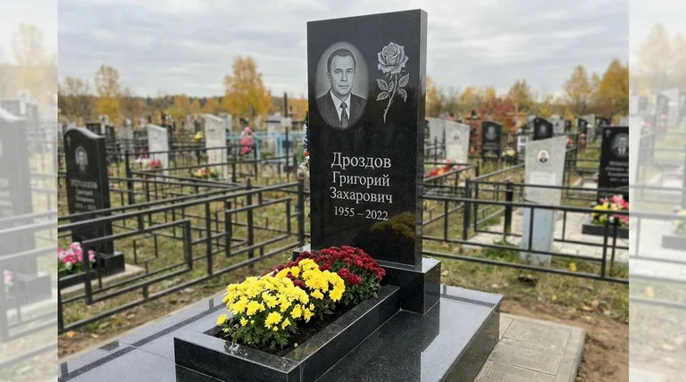 Памятник с гравировкой роз — выполненная работа «Дроздов» в Ульяновске
