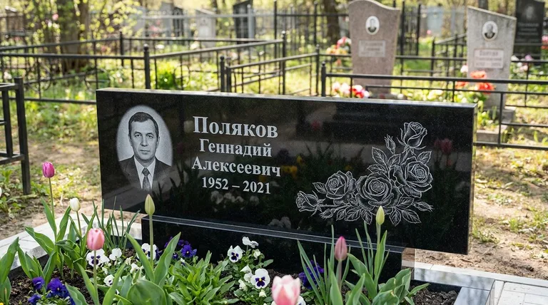 Памятник с гравировкой роз — выполненная работа «Поляков» в Ульяновске