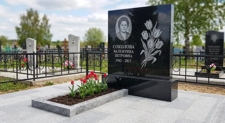 Памятник с гравировкой тюльпанов — выполненная работа «Соколова» в Ульяновске
