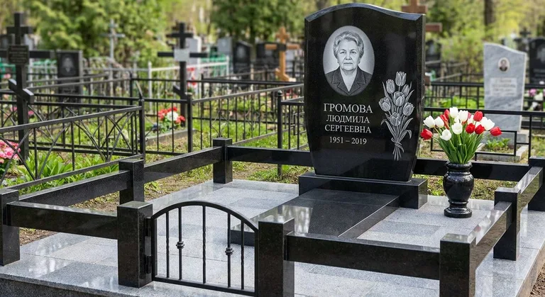 Памятник с гравировкой тюльпанов — выполненная работа «Громова» в Ульяновске