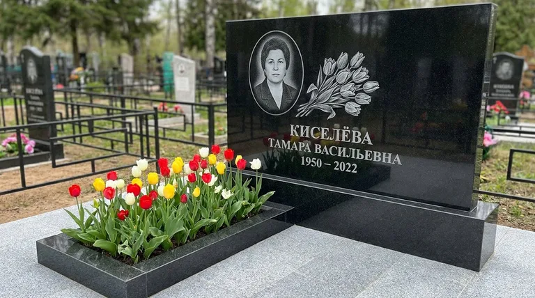 Памятник с гравировкой тюльпанов — выполненная работа «Киселёва» в Ульяновске