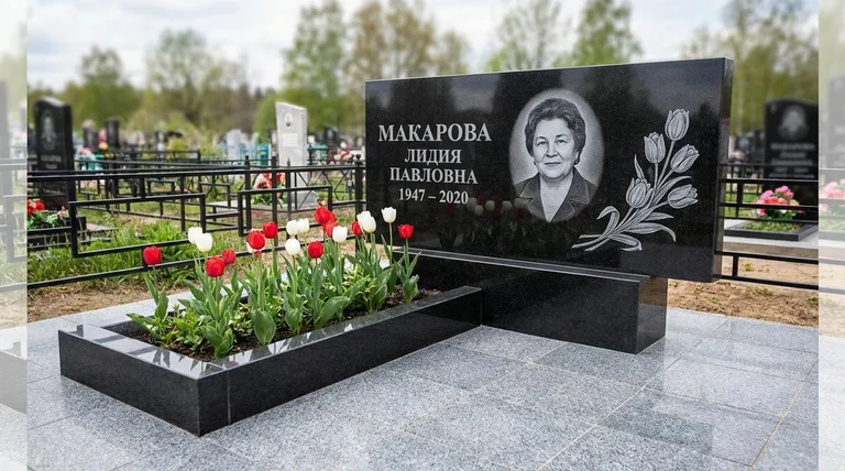 Памятник с гравировкой тюльпанов — выполненная работа «Макарова» в Ульяновске